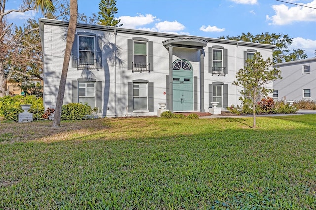 view of front facade featuring a front yard