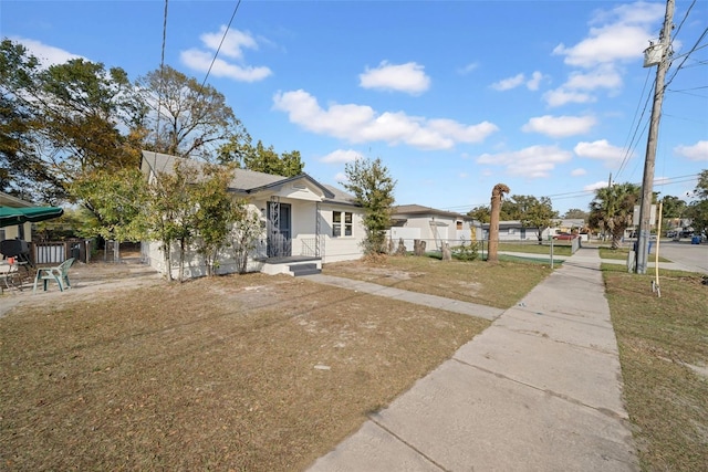 view of front of home featuring a front yard