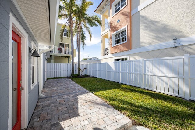 view of yard featuring a patio area