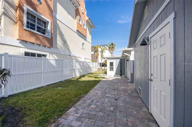 view of yard featuring a patio