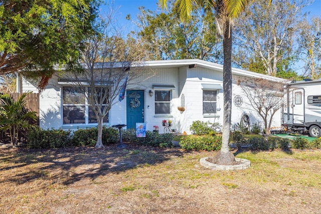 view of front of house featuring a front lawn