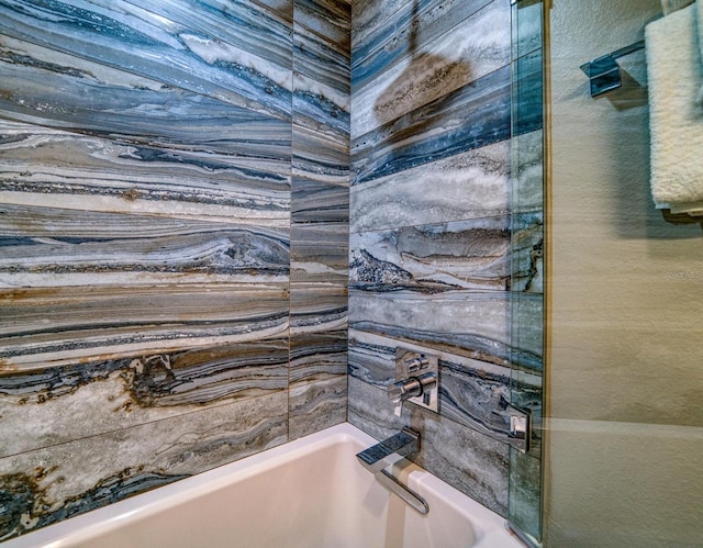 bathroom featuring tiled shower / bath combo