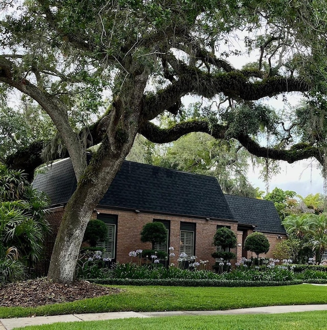 view of front of property with a front yard