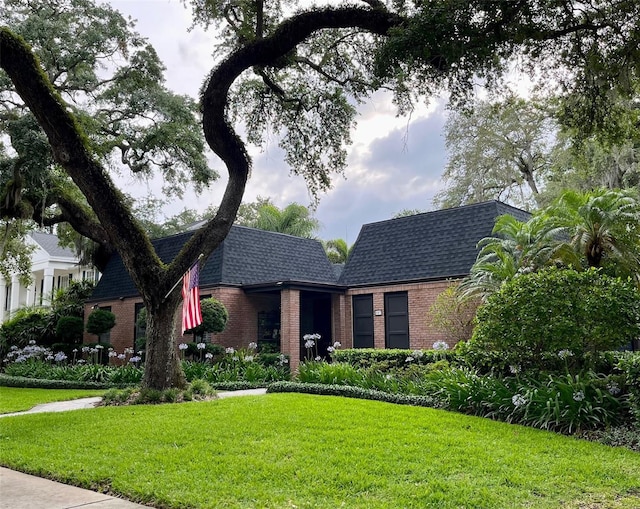 view of front of house featuring a front yard