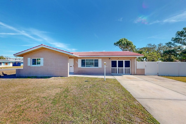 ranch-style home featuring a front yard