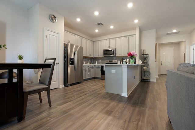 kitchen featuring a peninsula, visible vents, appliances with stainless steel finishes, and gray cabinets