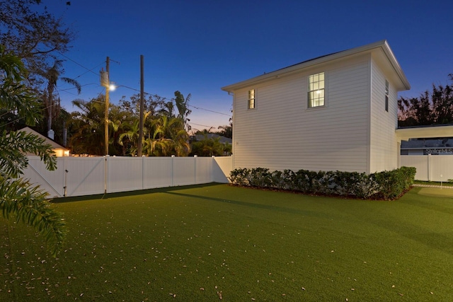 view of yard at dusk