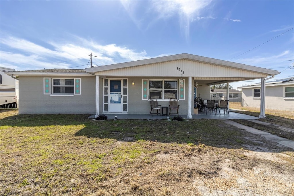 view of front of house with covered porch and a front lawn