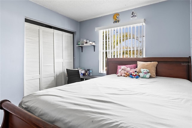 bedroom featuring a textured ceiling and a closet