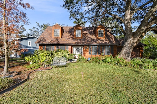 view of front facade with a front lawn