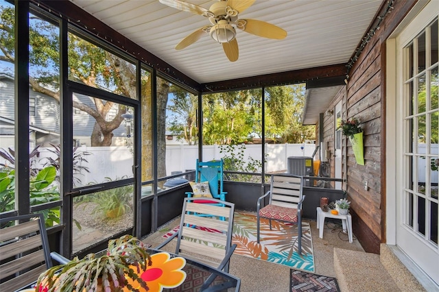 sunroom with ceiling fan