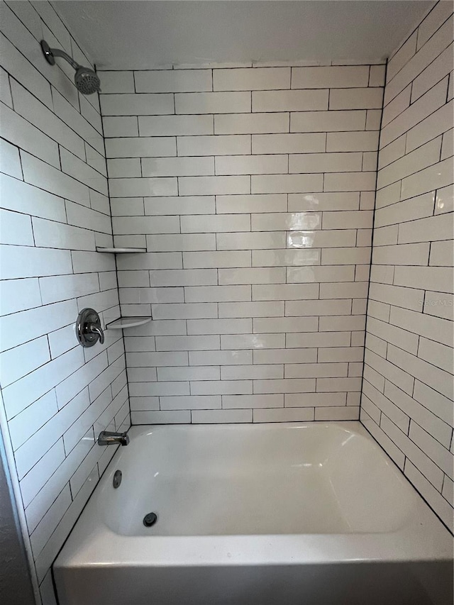 bathroom featuring tiled shower / bath