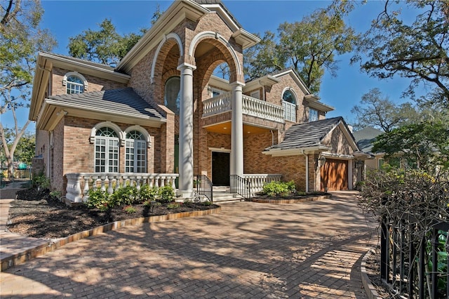 view of front of property featuring a balcony