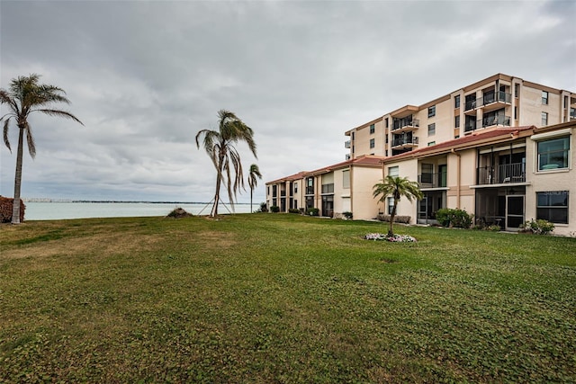 view of yard featuring a water view