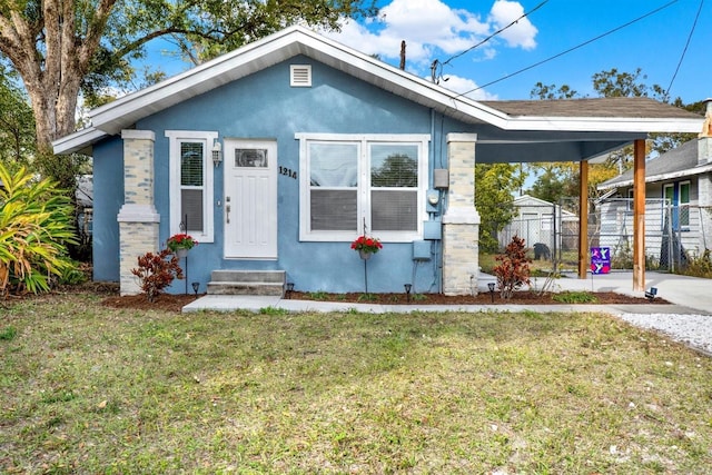 bungalow-style home featuring a front lawn