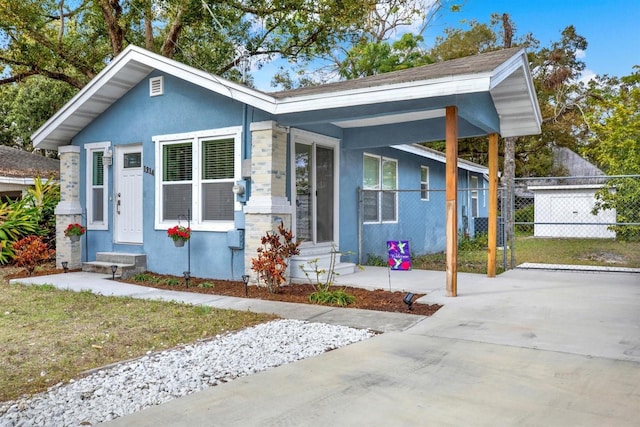 view of front of home with a carport and a front yard