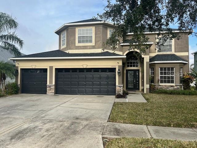 view of front of property featuring a front lawn