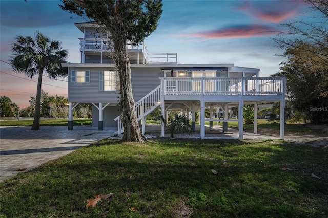 view of front of house featuring a carport and a lawn