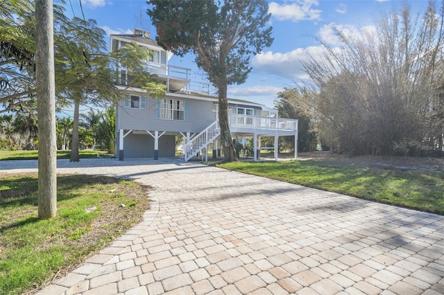 view of front of home featuring a garage and a front yard