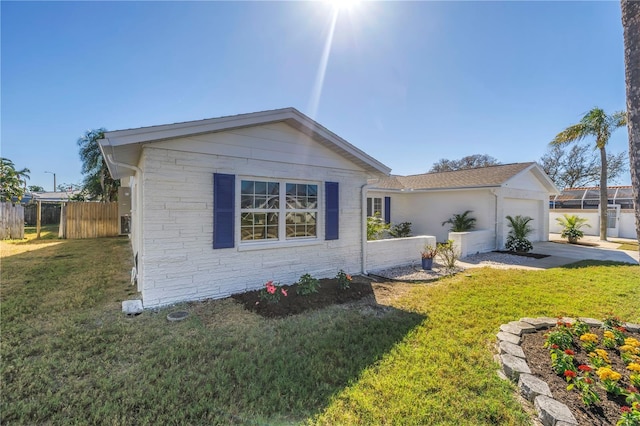 view of front of house with a front lawn and a garage