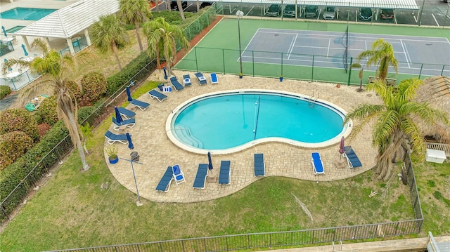 view of swimming pool featuring a lawn