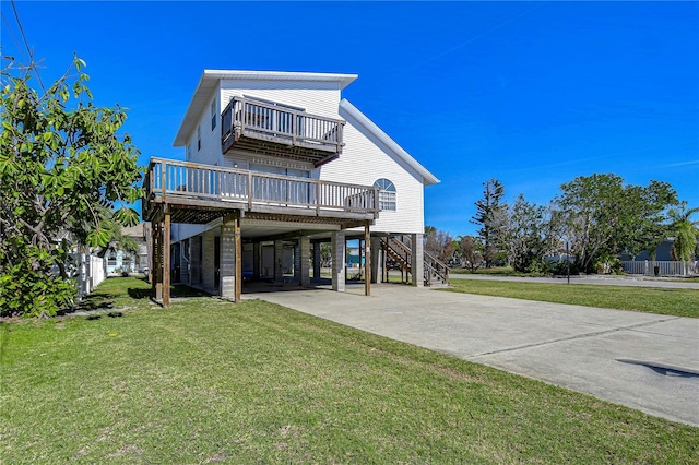 view of front of home featuring a front yard, a carport, and a balcony