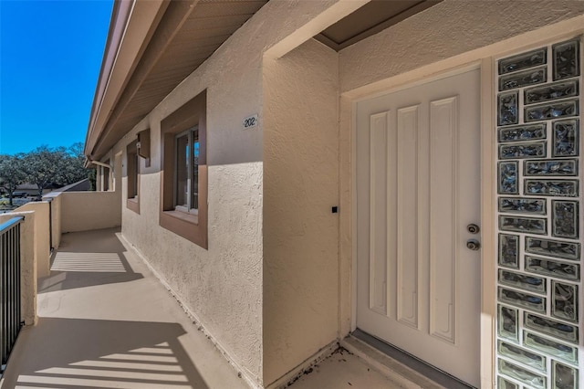 view of exterior entry featuring stucco siding