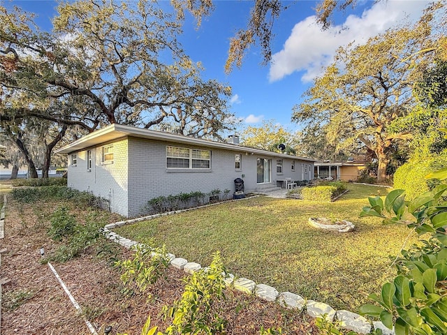 ranch-style house featuring a front lawn