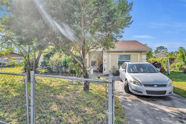 view of front of property with a front yard