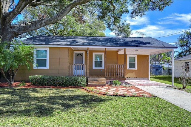 view of front of house with a carport and a front yard