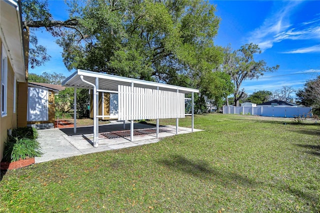 view of yard with an outbuilding