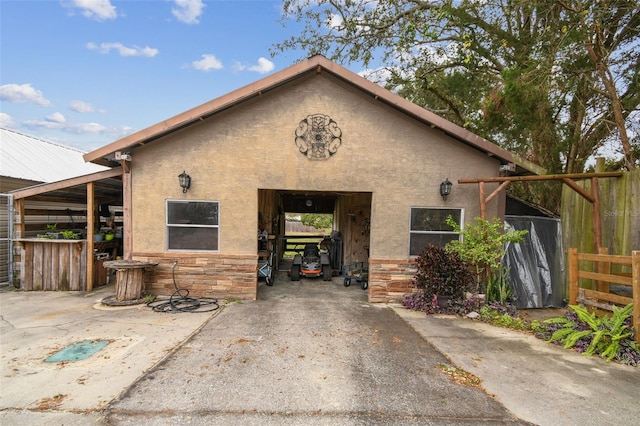 view of front of property with an outdoor structure