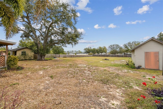 view of yard featuring a shed