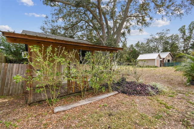 view of yard featuring a storage shed