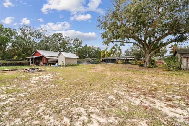 view of yard with an outdoor structure