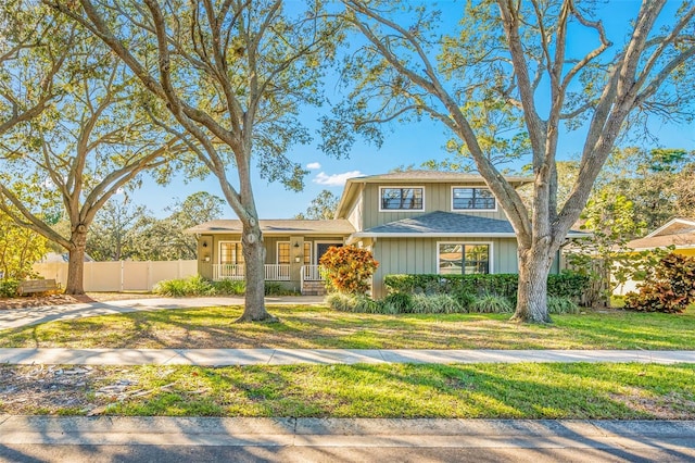 view of front of property featuring a front yard and covered porch