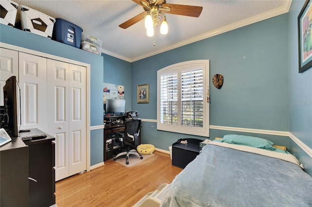 bedroom with crown molding, ceiling fan, a textured ceiling, and light wood-type flooring