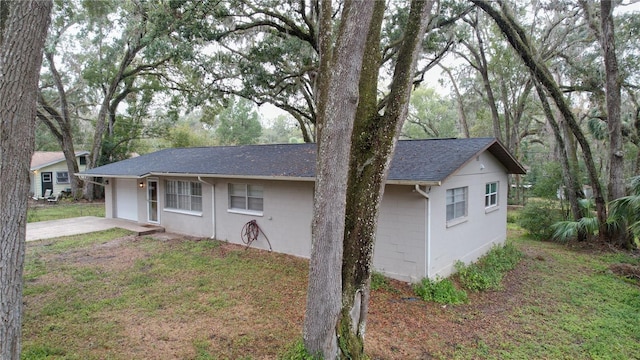 view of front of home with a front lawn