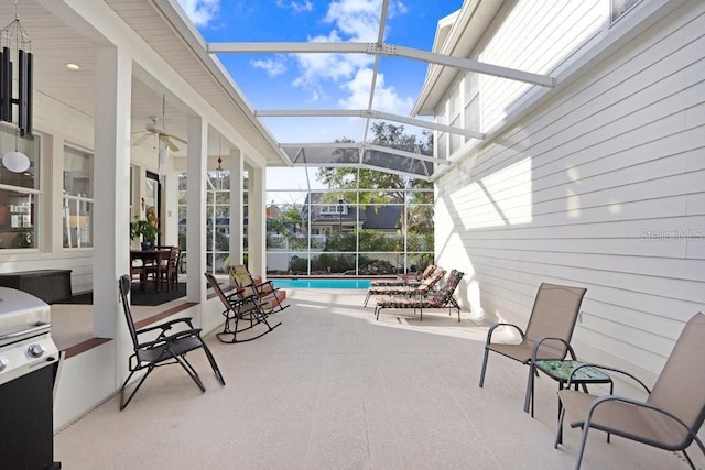 sunroom with ceiling fan