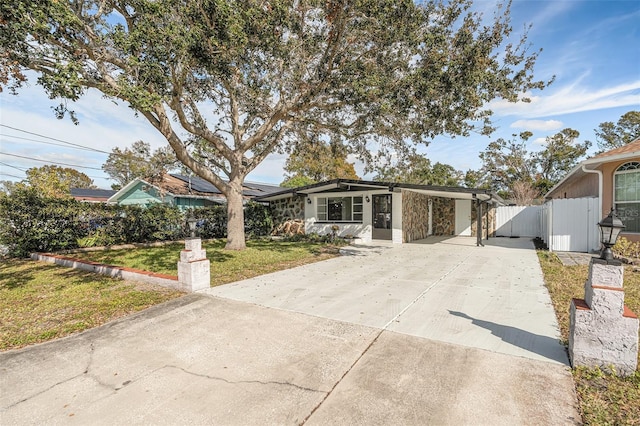 view of front of house with a carport and a front yard