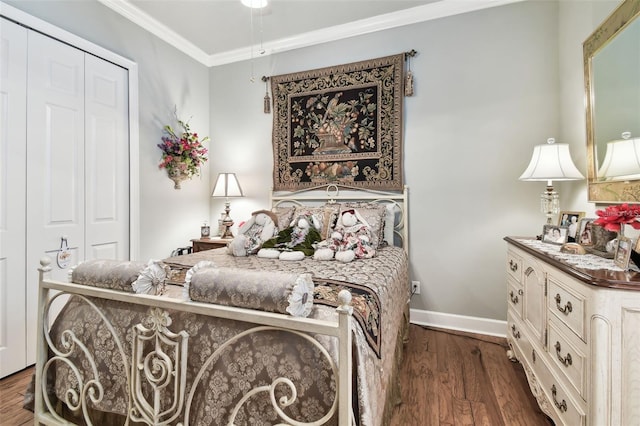 bedroom featuring crown molding, dark hardwood / wood-style floors, and a closet