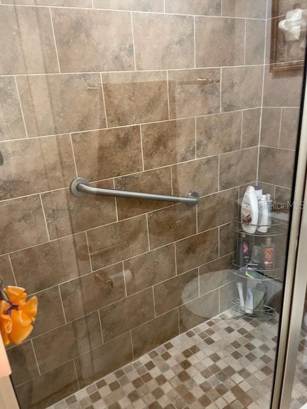 bathroom featuring tiled shower