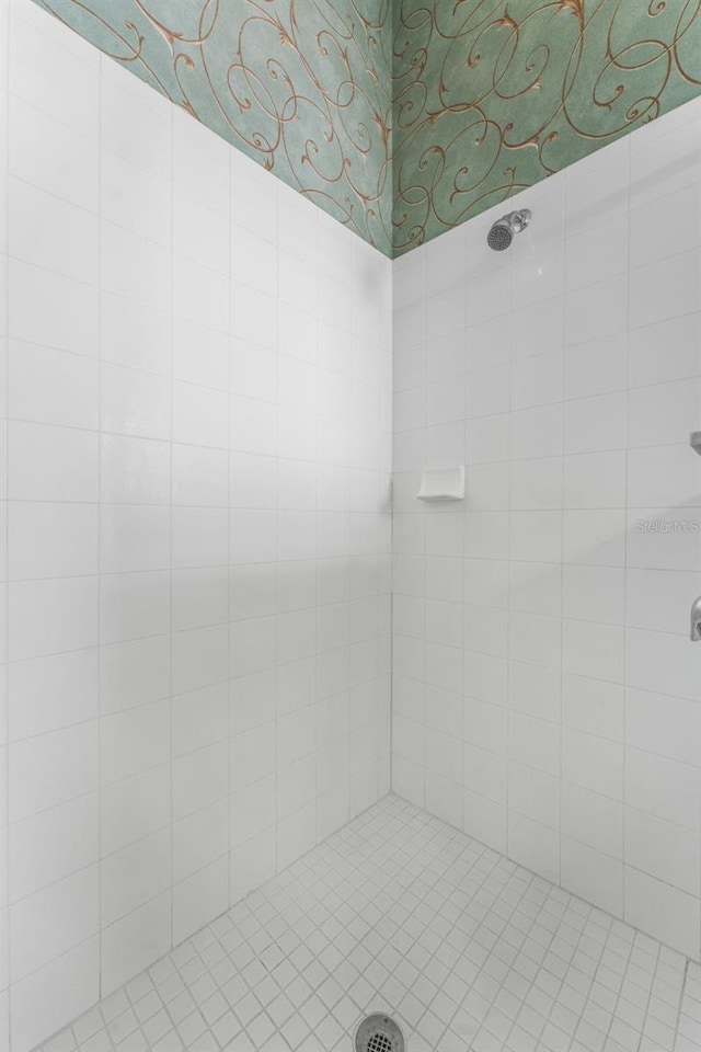 bathroom featuring tiled shower