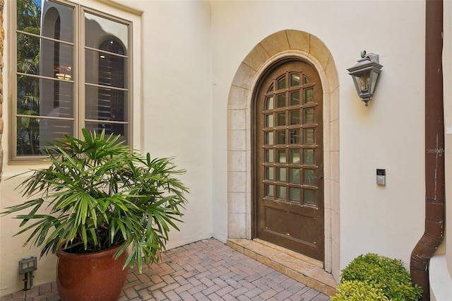 view of exterior entry with stucco siding