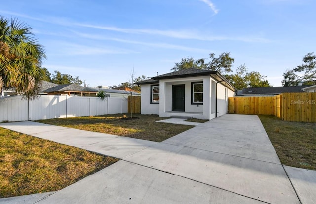 view of front facade featuring a front yard