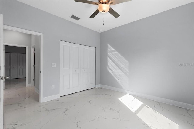 unfurnished bedroom with ceiling fan and a closet