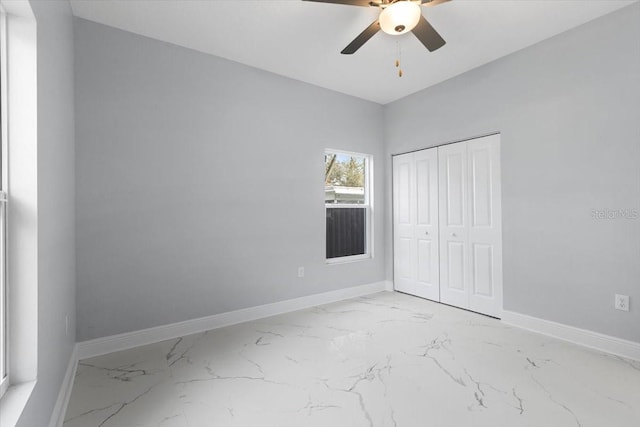 unfurnished bedroom featuring ceiling fan and a closet