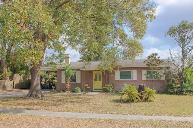 ranch-style home featuring a front lawn