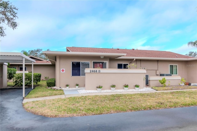 single story home featuring a front lawn