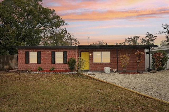 single story home featuring a lawn